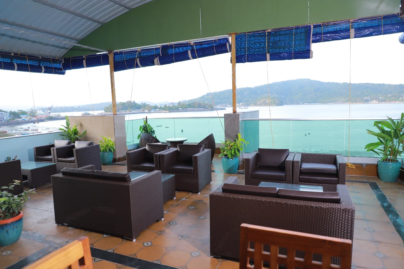 SEA DECK DINING AREA .webp